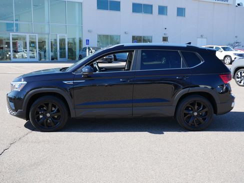 Used 2023 Volkswagen Taos SE w/ Panoramic Sunroof Package image 4