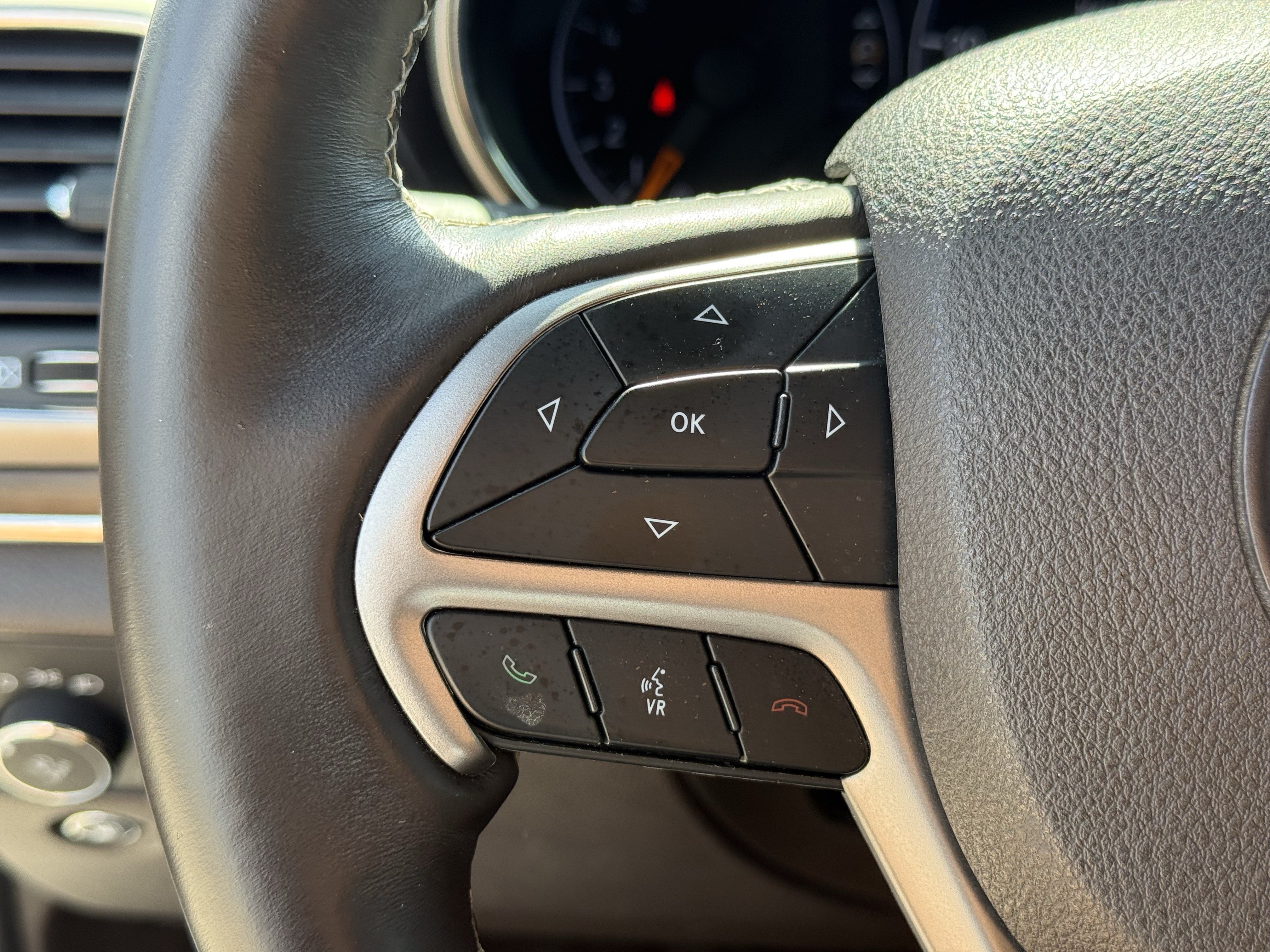 Used 2018 Jeep Grand Cherokee Overland RWD image 16
