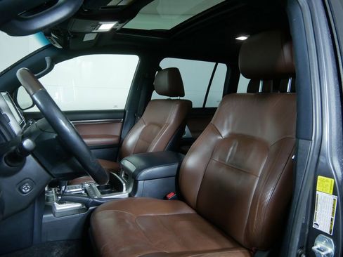 Used 2019 Toyota Land Cruiser Base image 11
