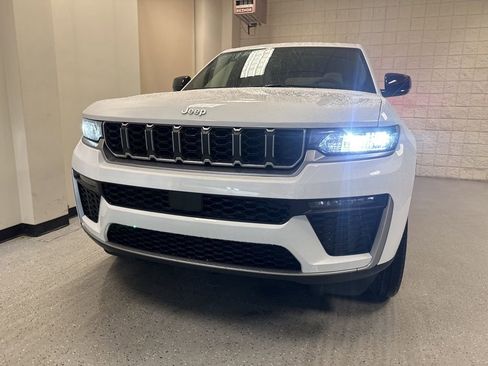 New 2026 Jeep Grand Cherokee Limited AWD/4WD image 11