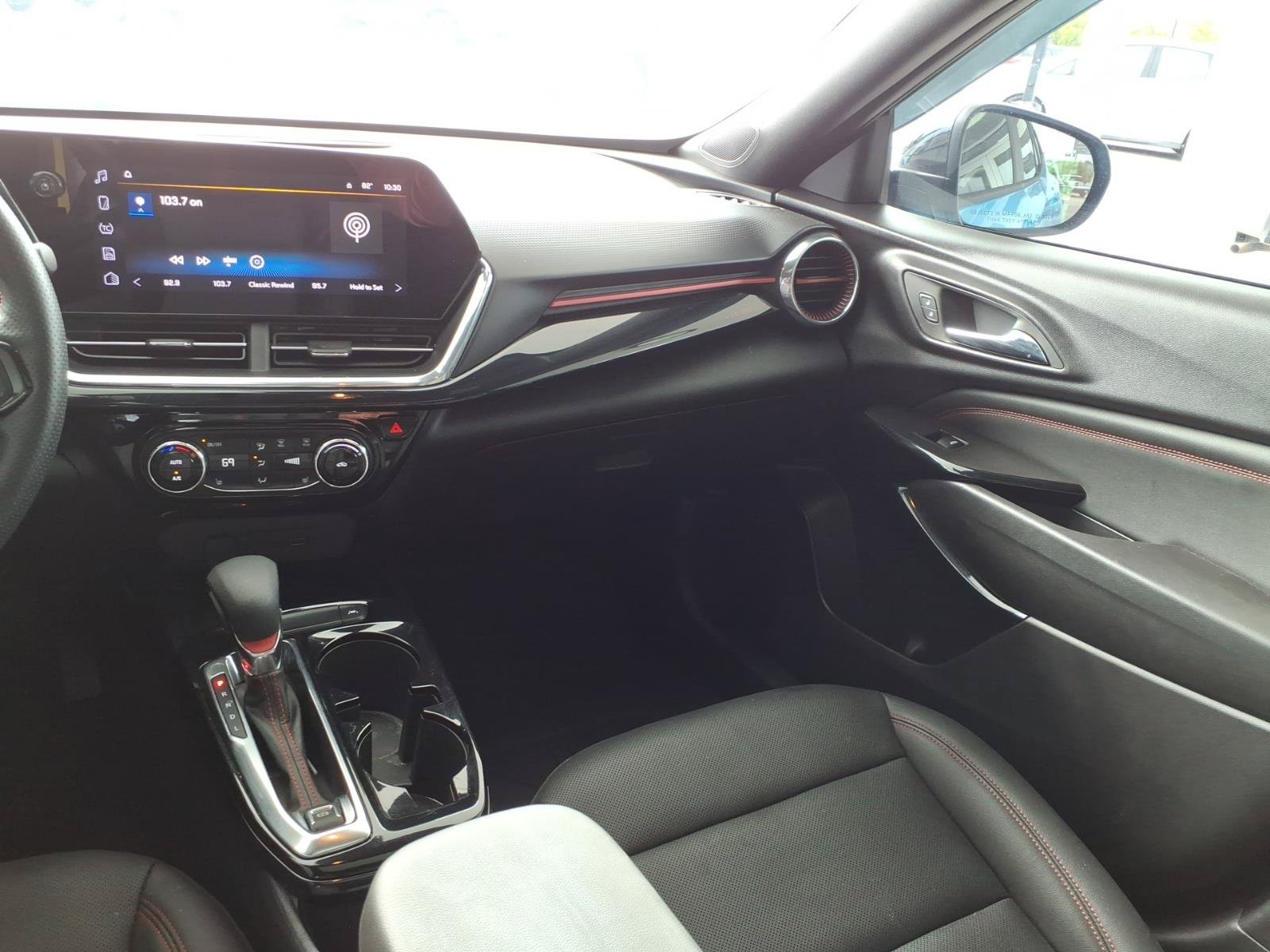 Used 2025 Chevrolet Trax RS w/ Sunroof Package FWD image 18