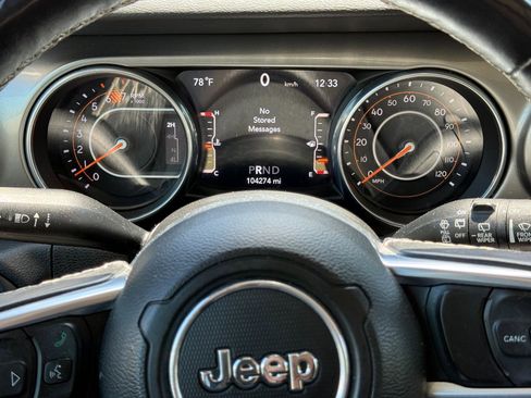 Used 2018 Jeep Wrangler Unlimited Sahara AWD/4WD image 12
