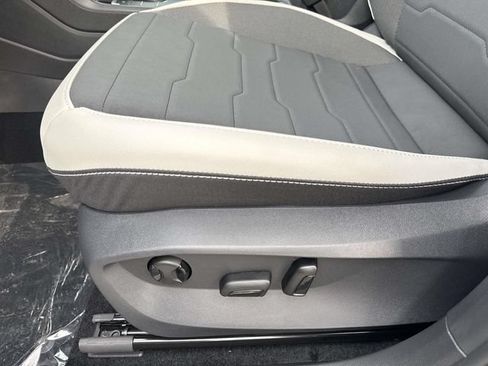 New 2026 Volkswagen Taos SE FWD image 14