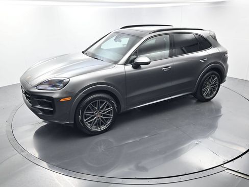 Certified 2025 Porsche Cayenne AWD/4WD image 31