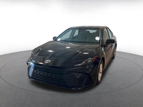Used 2025 Toyota Camry LE image 7