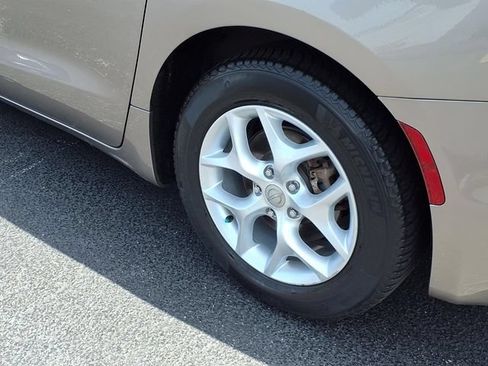 Used 2018 Chrysler Pacifica Touring Plus w/ Tire & Wheel Group FWD image 23