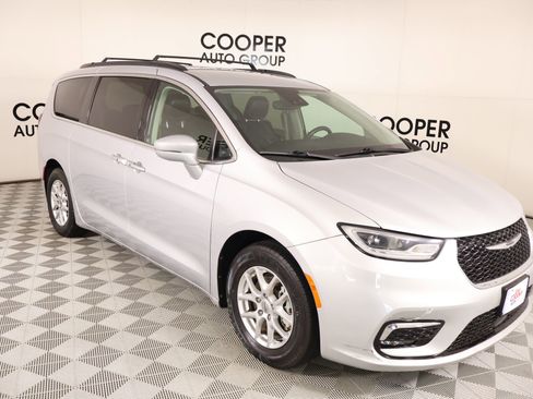 Used 2022 Chrysler Pacifica Touring-L FWD image 1