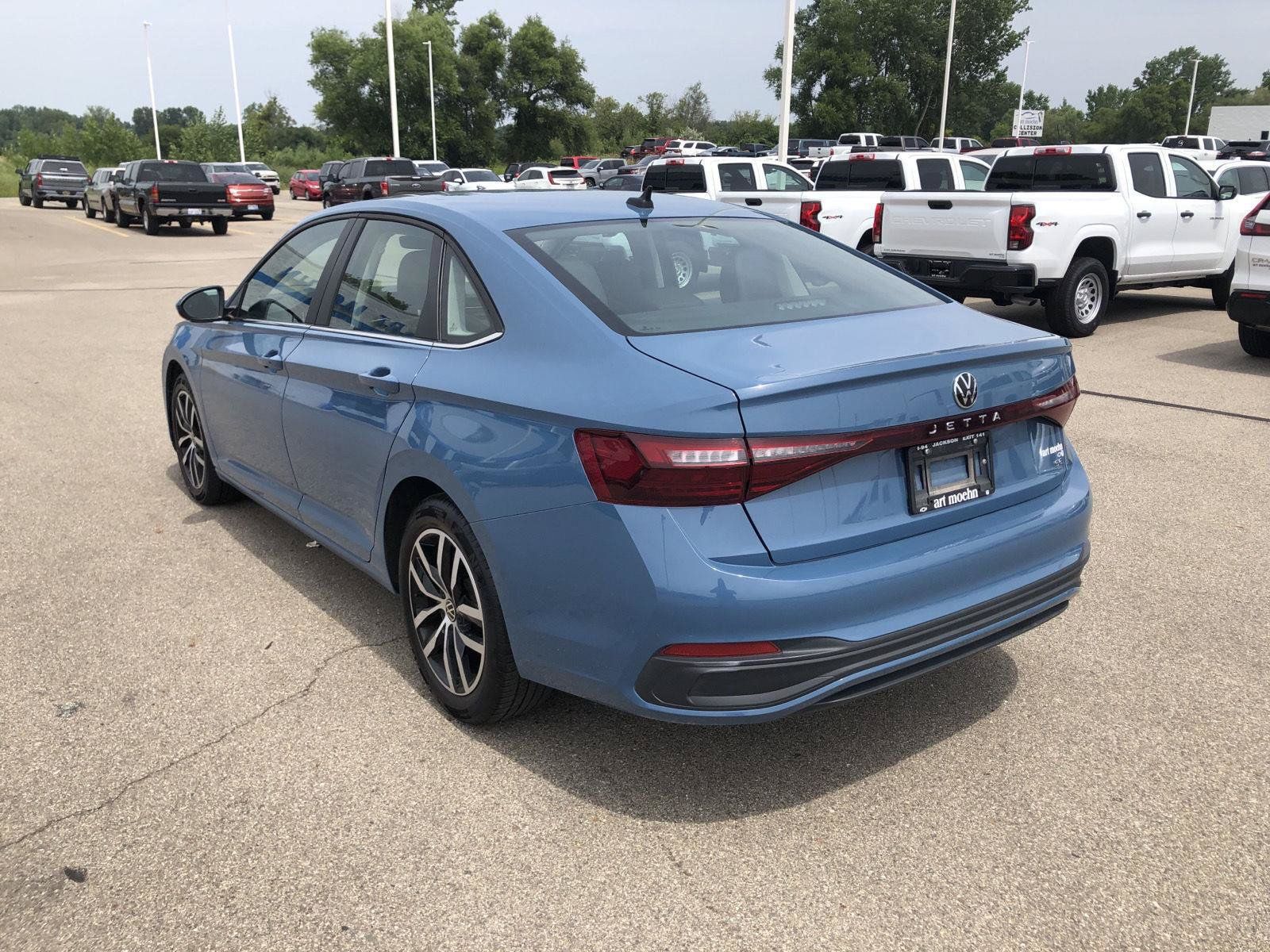 Used 2025 Volkswagen Jetta SE FWD image 3