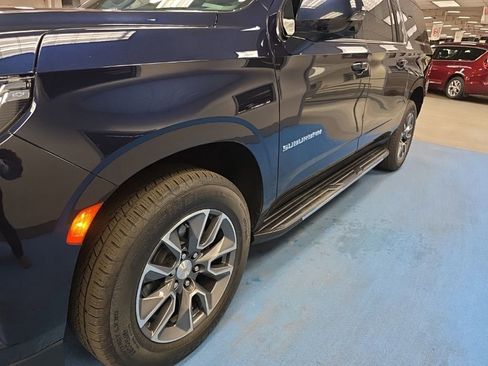 Certified 2024 Chevrolet Suburban LT w/ Luxury Package AWD/4WD image 11