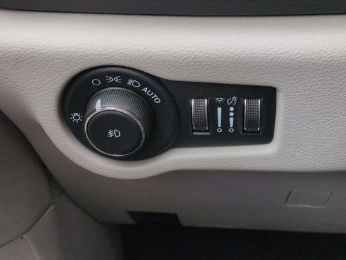 Used 2023 Chrysler Pacifica Touring-L FWD image 19