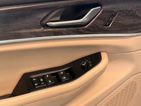 Used 2024 Jeep Grand Cherokee Limited w/ Luxury Tech Group II image 19