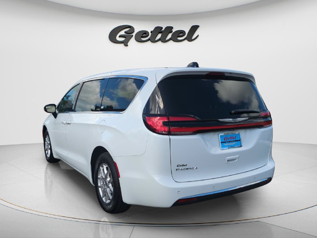 Used 2025 Chrysler Pacifica Select FWD image 3