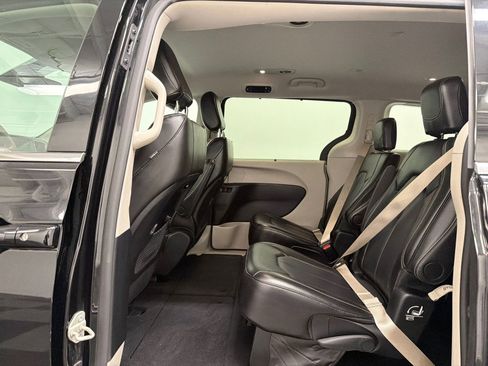 Used 2024 Chrysler Pacifica Touring-L FWD image 17