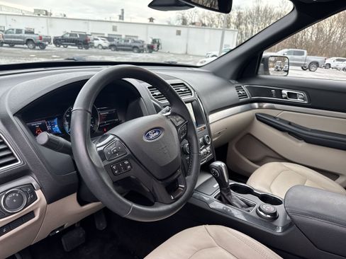 Used 2018 Ford Explorer XLT w/ Equipment Group 202A image 11
