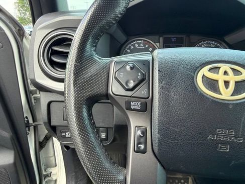 Used 2020 Toyota Tacoma TRD Off-Road AWD/4WD image 19