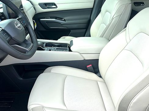New 2026 Nissan Pathfinder SL w/ SL Premium Package FWD image 10