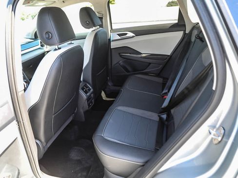 Used 2025 Volkswagen Taos SE FWD image 18