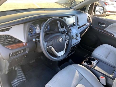 Used 2016 Toyota Sienna Limited FWD image 15