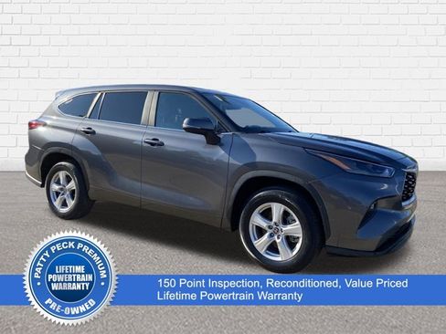 Used 2023 Toyota Highlander LE FWD image 1