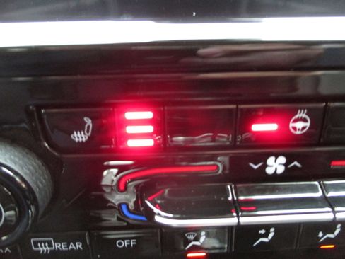 Used 2023 Jeep Grand Cherokee Limited w/ Black Appearance Package image 25