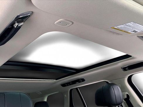 Used 2023 Land Rover Range Rover SE image 25