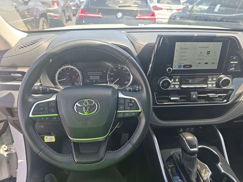 Used 2025 Toyota Highlander LE image 14