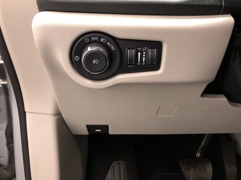 Certified 2024 Chrysler Pacifica Touring-L image 20