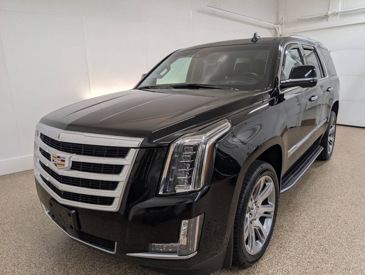 Used 2018 Cadillac Escalade Premium Luxury AWD/4WD image 2