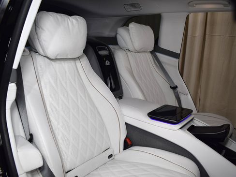 Used 2025 Mercedes-Benz Maybach GLS 600 4MATIC image 19