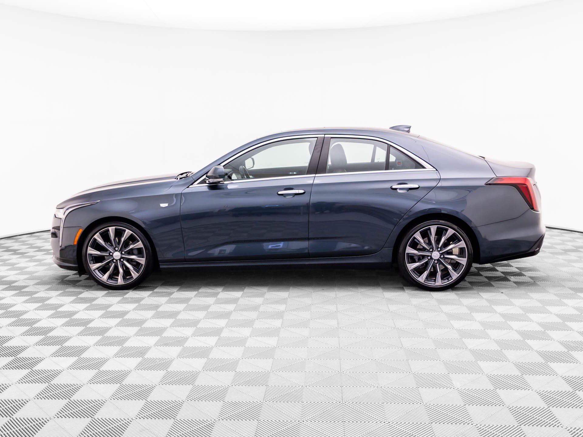 Used 2022 Cadillac CT4 Premium Luxury RWD image 2