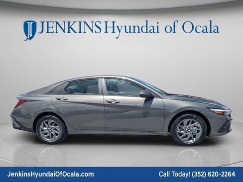 New 2026 Hyundai Elantra Hybrid FWD image 3