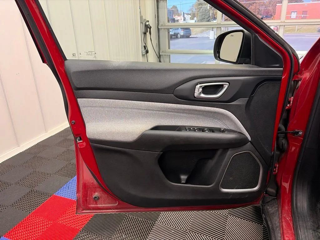 Used 2023 Jeep Compass Latitude w/ Convenience Group AWD/4WD image 11