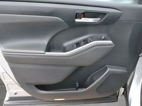 Used 2021 Toyota Highlander XLE image 31