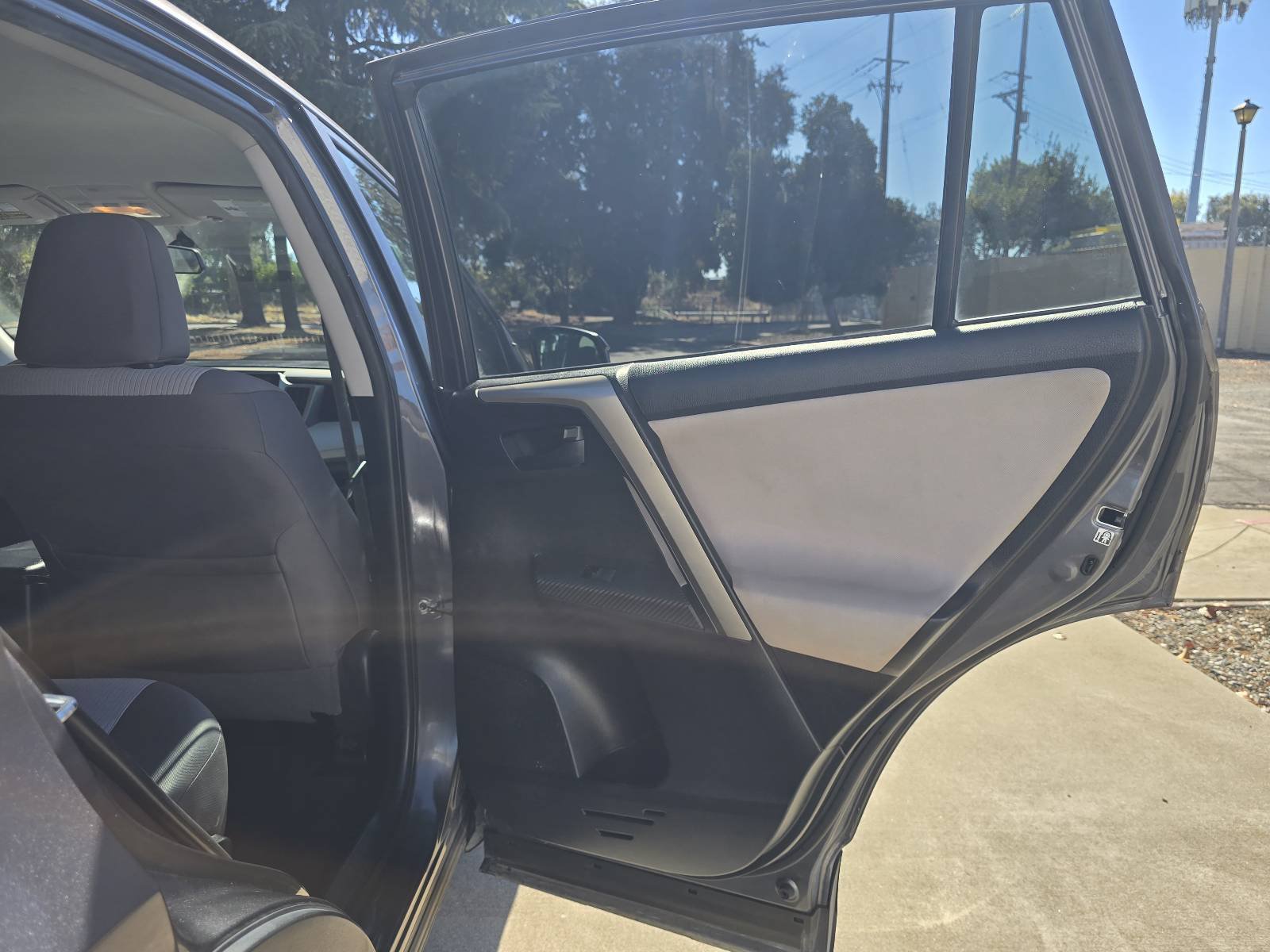 Used 2015 Toyota RAV4 LE FWD image 20