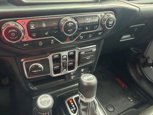 Used 2019 Jeep Wrangler Unlimited Sahara AWD/4WD image 19