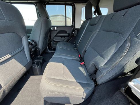 Used 2025 Jeep Wrangler Unlimited Sahara AWD/4WD image 27