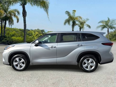 Used 2024 Toyota Highlander LE FWD image 2
