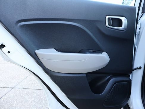 Certified 2022 Hyundai Venue SEL image 17