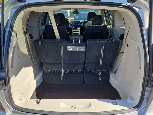 Used 2017 Chrysler Pacifica Touring-L image 25