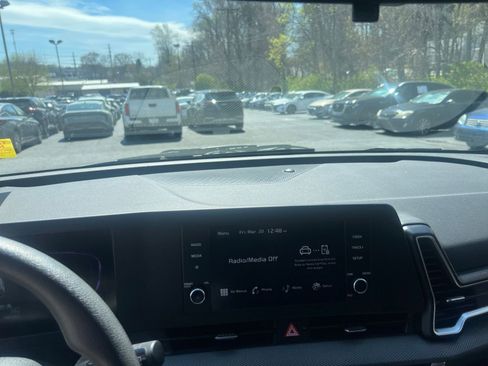 Used 2025 Kia Sportage LX image 17