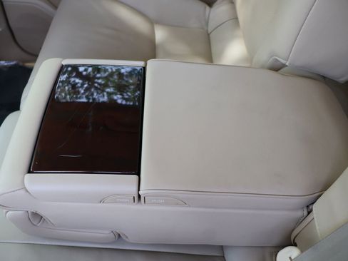 Used 2011 Lexus LX 570 4WD image 39