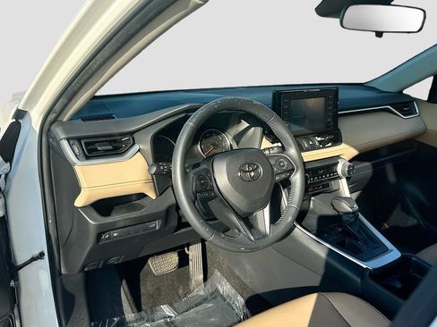 Used 2019 Toyota RAV4 XLE Premium FWD image 9
