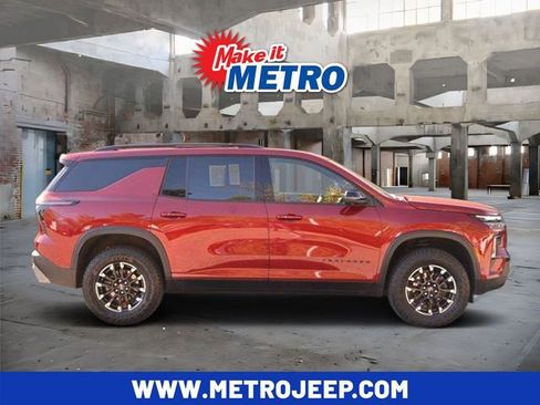 Used 2024 Chevrolet Traverse Z71 w/ Enhanced Driving Package image 1
