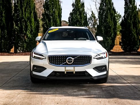 Used 2025 Volvo V60 B5 Cross Country Plus image 3