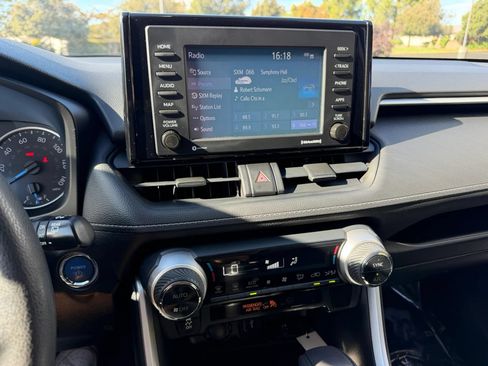 Used 2021 Toyota RAV4 XLE AWD/4WD image 13