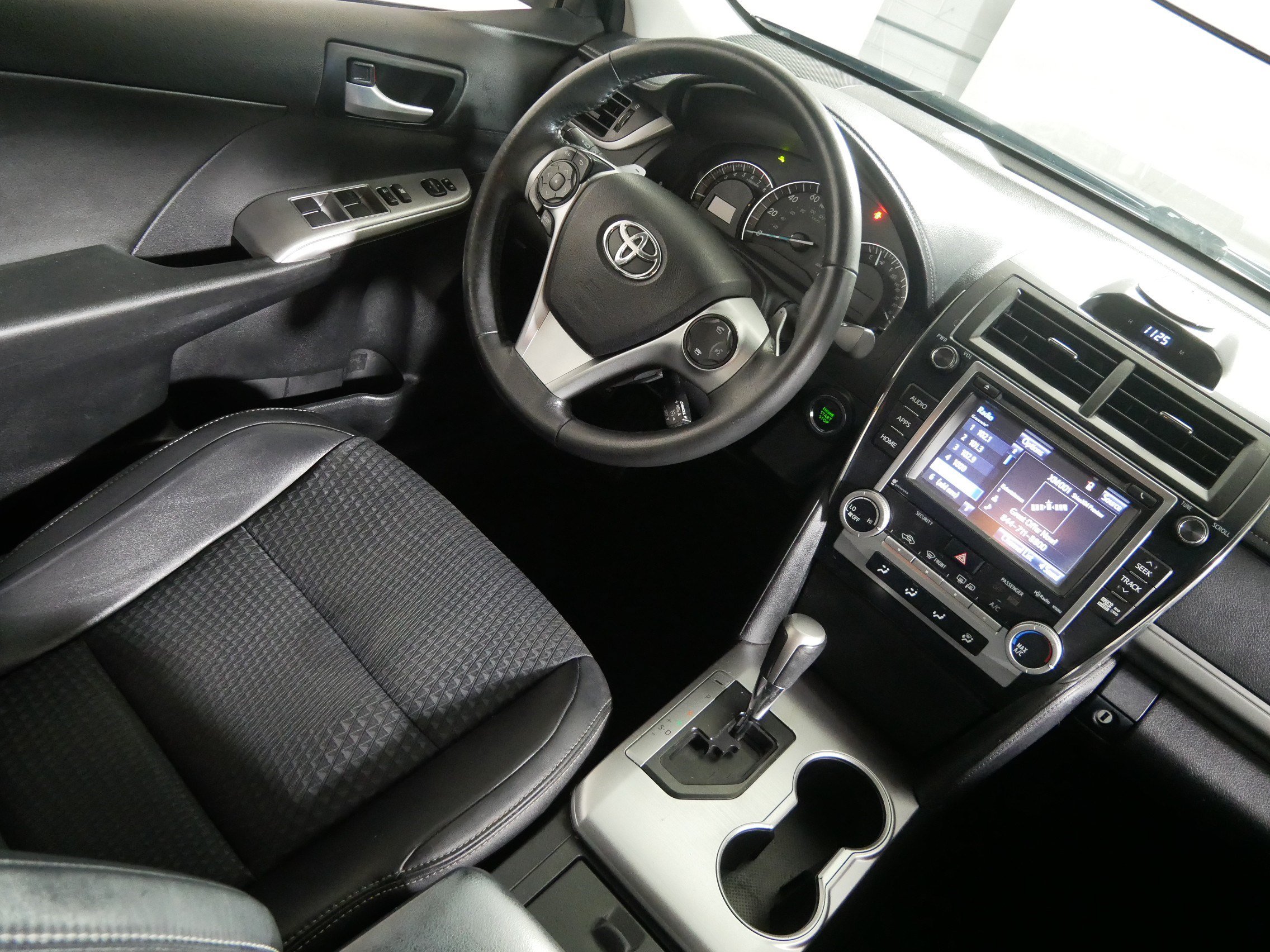 Used 2014 Toyota Camry SE FWD image 9