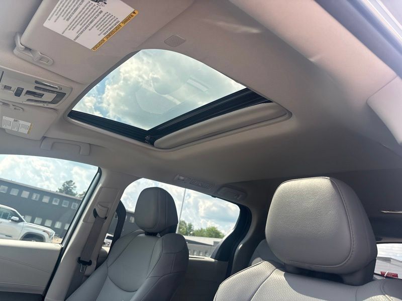 Used 2022 Toyota Sienna XLE FWD image 29