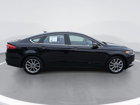 Used 2017 Ford Fusion SE w/ Fusion SE Technology Package image 2