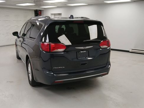 Used 2020 Chrysler Pacifica Touring-L image 4