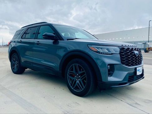 Used 2025 Ford Explorer ST image 3